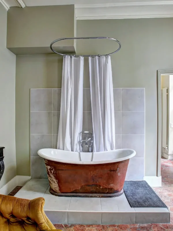 Free standing bathtub